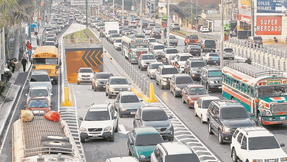 Informe recomienda revisar los vehículos, para disminuir al máximo la emisión de contaminantes atmosféricos. (Foto Prensa Libre: Hemeroteca PL)