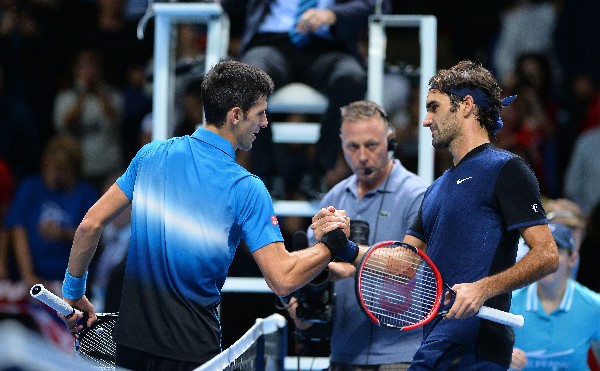 El suizo Roger Federer (derecha) saluda a al serbio Novak Djokovic, a quien eliminó en el Master de tenis. (Foto Prensa Libre: AFP)