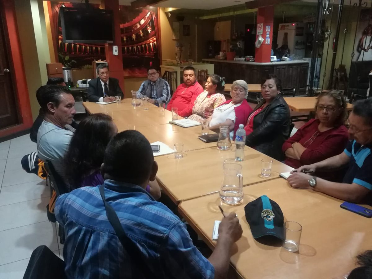 Vecinos de las zonas 1, 9 y 10 se reunieron anoche con el gobernador departamental, Julio César Quemé para plantearle las necesidades de seguridad. (Foto Prensa Libre: Fred Rivera)