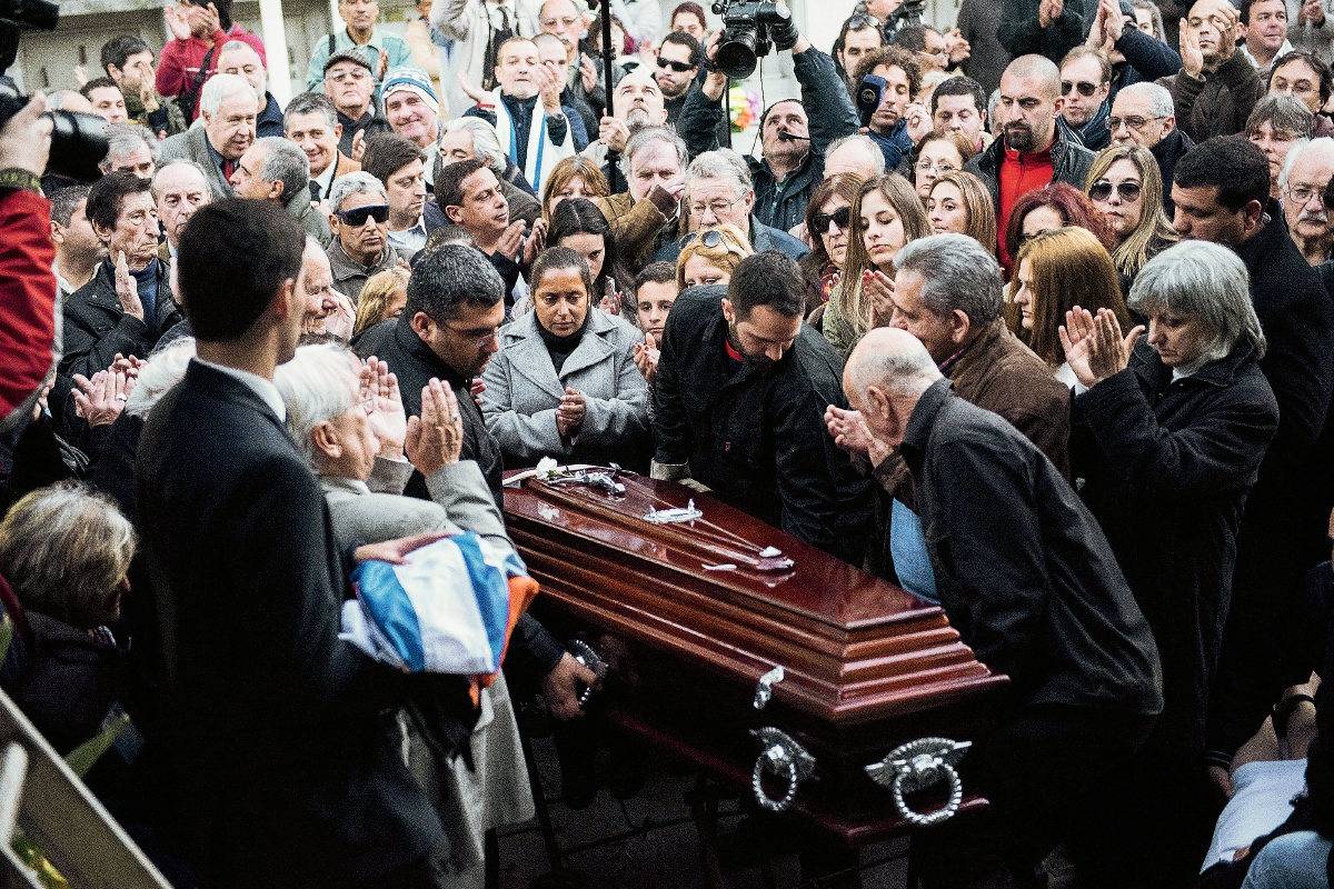 El cajón con el cuerpo del ex futbolista estuvo expuesto al público en el Palacio Legislativo desde el mediodía, cubierto con la bandera nacional y una de sus antiguas camisetas de la selección uruguaya, con el número 7. (Foto Prensa Libre: AP)