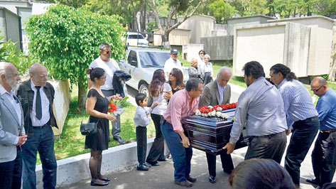 Amigos y familiares asisten al sepelio del artista  Roberto Cabrera, en el Cementerio Los Cipreses.  (Foto Prensa Libre: Ángel Elías)