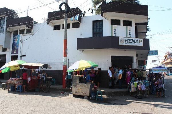 Sede del Renap en Coatepeque, donde los usuarios denunciaron que no hay papel para imprimir documentos. (Foto Prensa Libre: Alexander Coyoy) <br _mce_bogus="1"/>