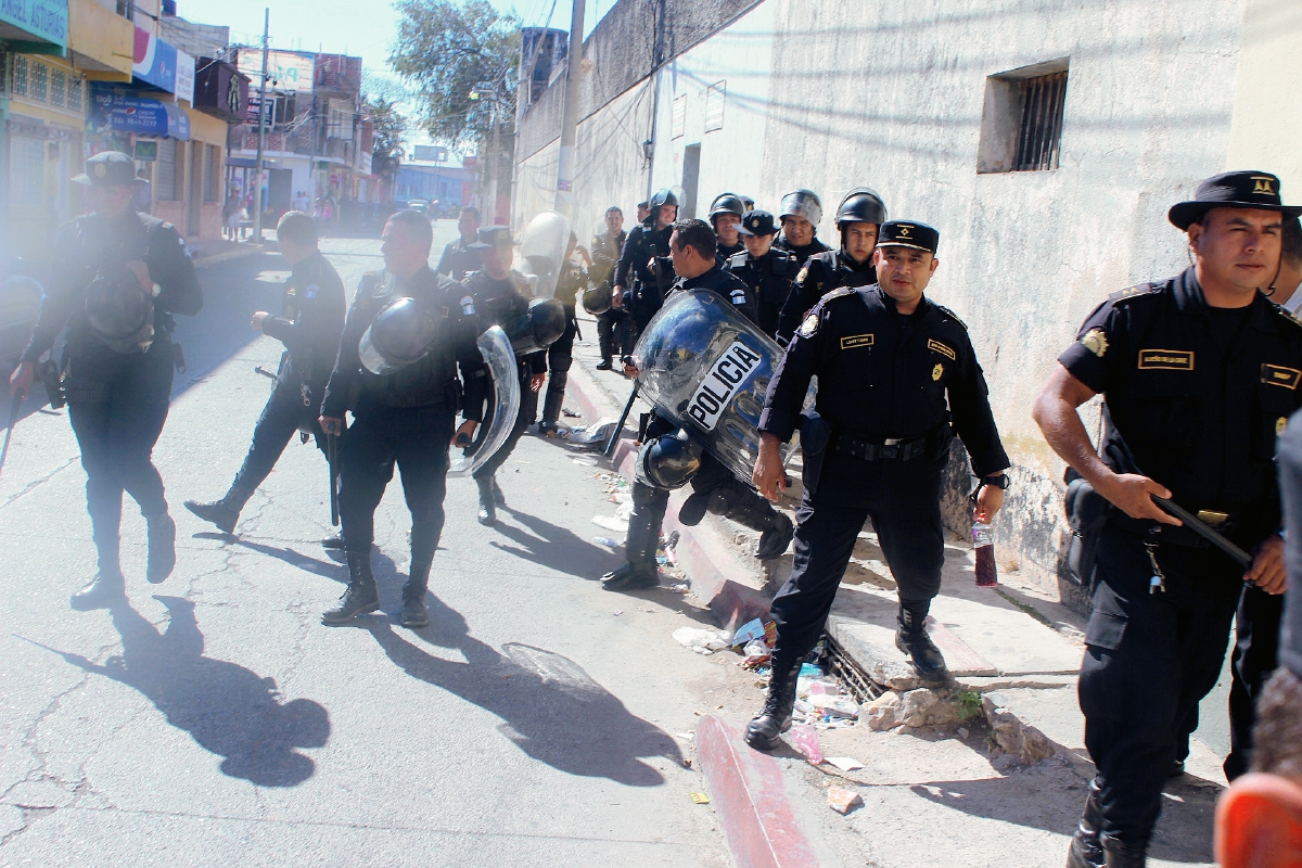 Agentes de  la PNC con equipo antidisturbios ingresan en la prisión. (Foto Prensa Libre: Óscar González)