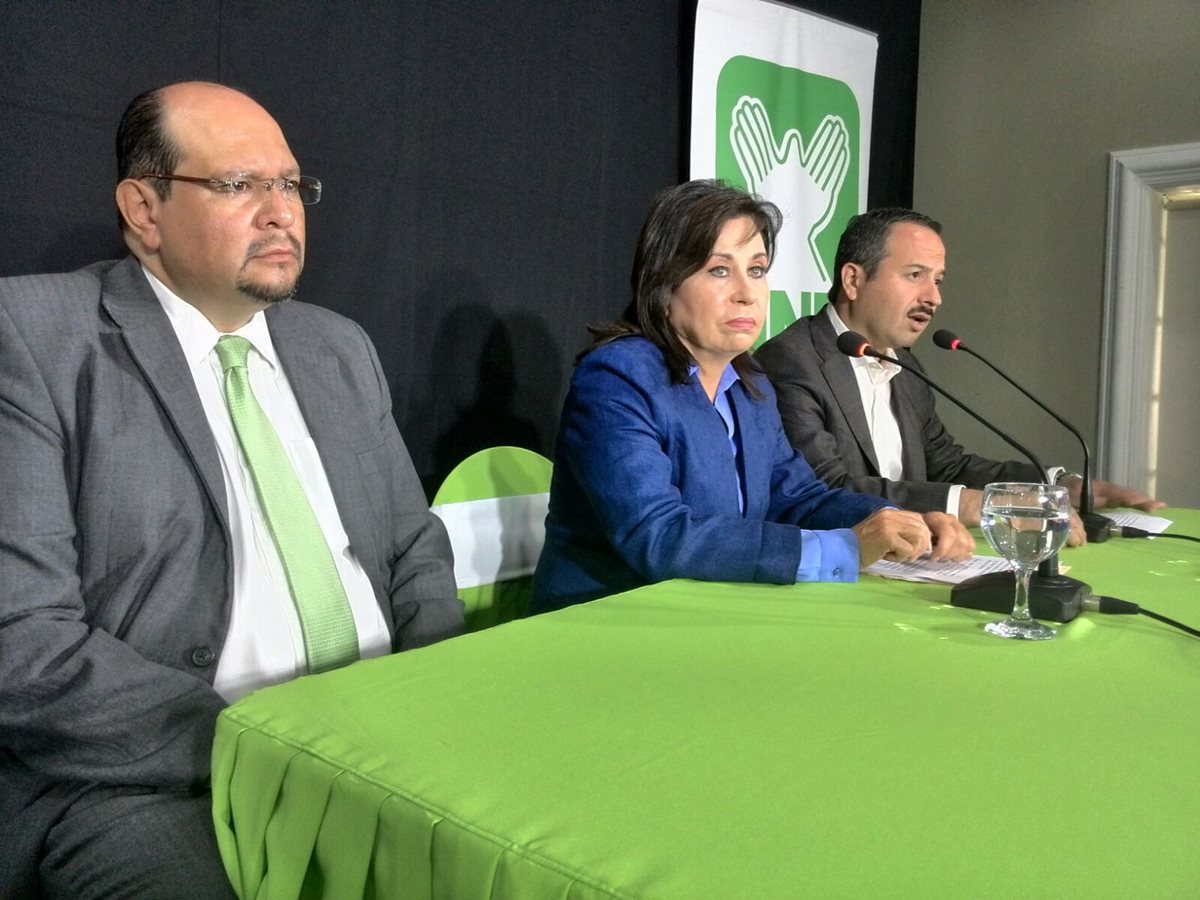 El binomio de la Unidad Nacional de la Esperanza UNE espera el apoyo de otros partidos políticos. (Foto Prensa Libre: E. García)