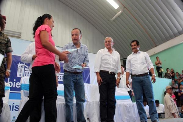 Una mujer recibe el Bono Seguro de manos del ministro de desarrollo social, Leonel Rodríguez (Foto Prensa Libre: H. Oliva)<br _mce_bogus="1"/>