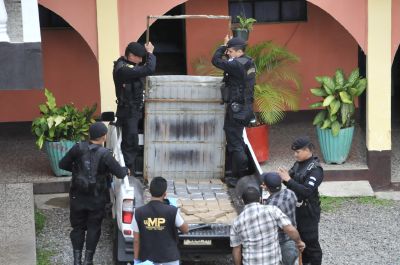 Agentes de la PNC sacan la droga del picop para que sea contabilizada e incautada. (Foto: Prensa Libre)