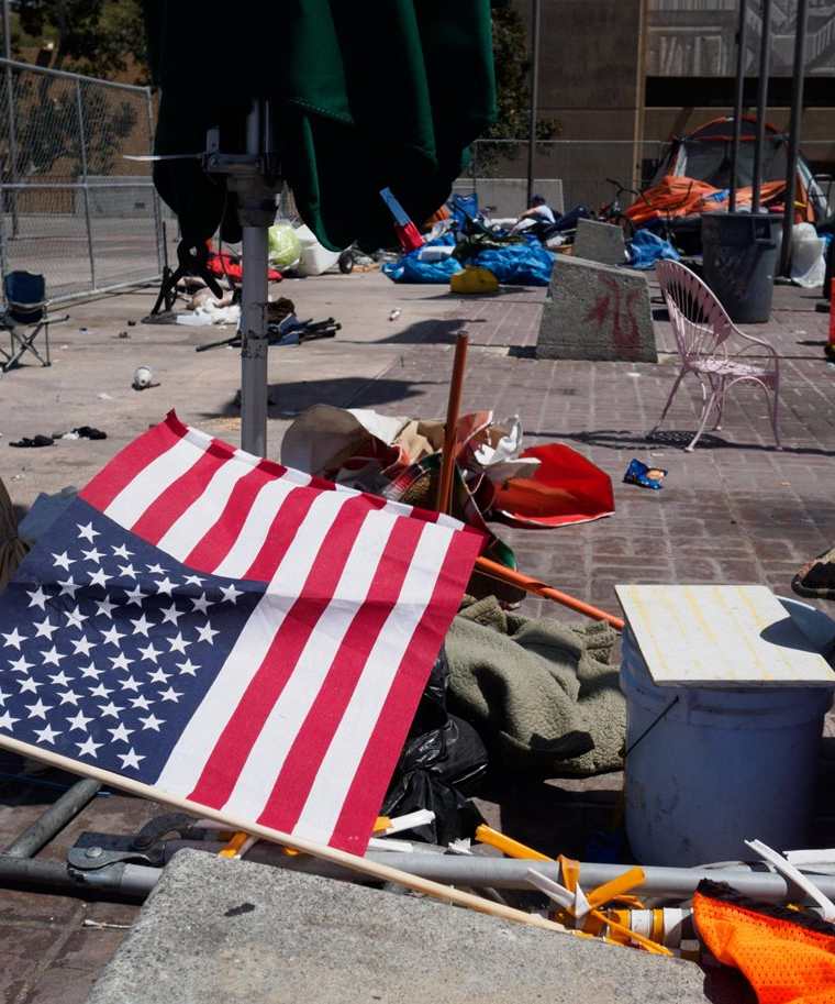 Restos de un campamento de personas sin hogar en el Condado de Orange en Santa Ana, California, EE.UU.(EFE).