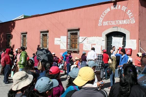 Extensionistas de Salud protestan en Quetzaltenango, por despidos y cancelación de contratos. (Foto Prensa Libre: Carlos Ventura)