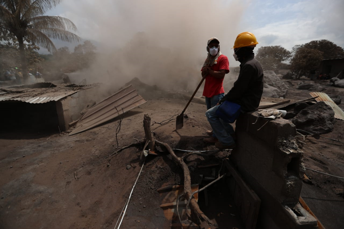 Nubes de ceniza se levantan con el viento fuerte que sopla en el área afectada.