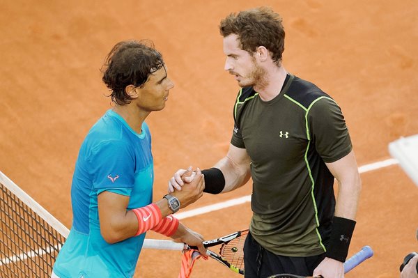 Rafael Nadal y Andy Murray al finalizar la final del Abierto de Madrid. (Foto Prensa Libre: AFP)