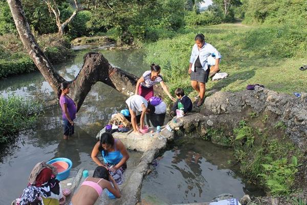Vecinos del barrio San Andrés se quejan, aunque ellos también contaminan el  río Ixcol. (Foto Prensa Libre: Waldredo Obando)