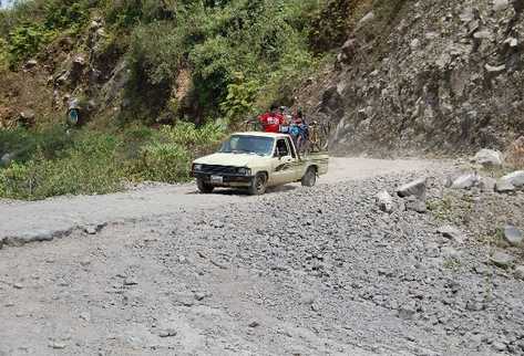 Picop transita  por  tramo deteriorado entre la aldea  San  Jerónimo y la comunidad agraria Chuvá, Colomba.