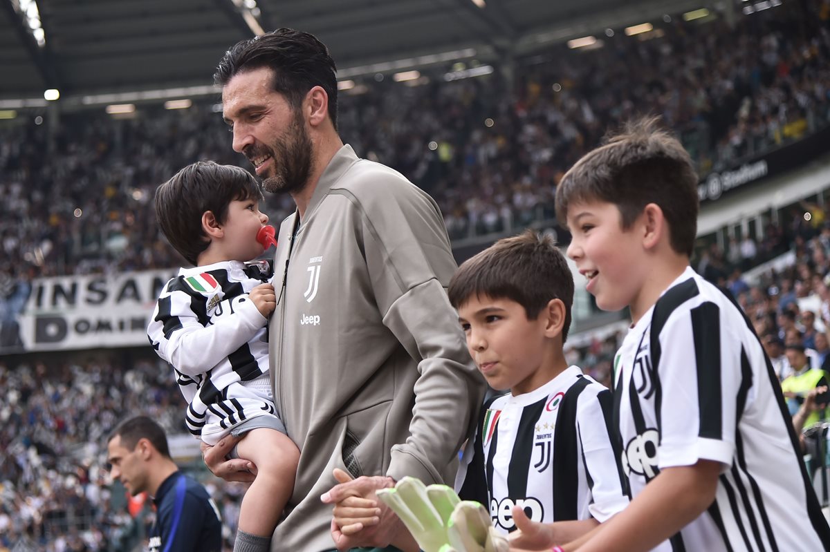 Previo al juego, Buffón salió acompañado de sus hijos rumbo al campo de las acciones. (Foto Prensa Libre: AFP)