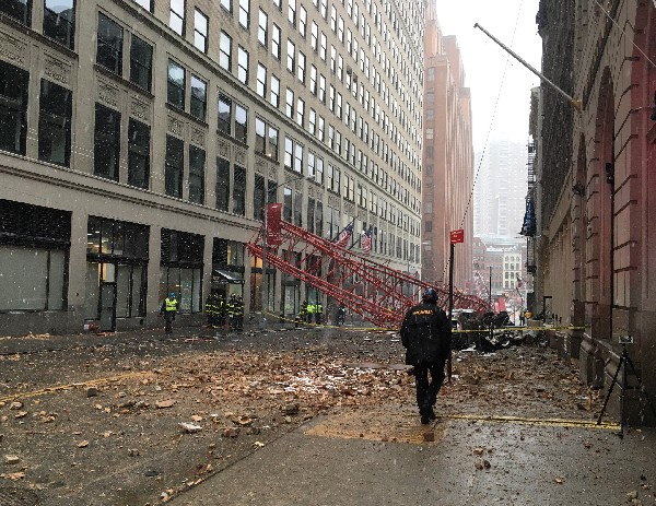  La grúa cayó en Worth Street, sobre el eje de la calle.(Foto Prensa Libre:AP)
