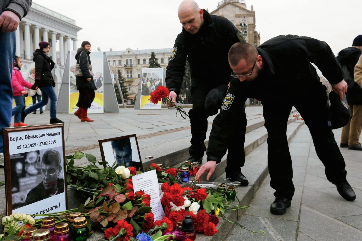 Ucranianos, en la plaza La Independencia de Kiev, colocan ofrendas florales en memoria de Nemtsov, el opositor del régimen de Vladimir Putin. (Foto Prensa Libre: AP)
