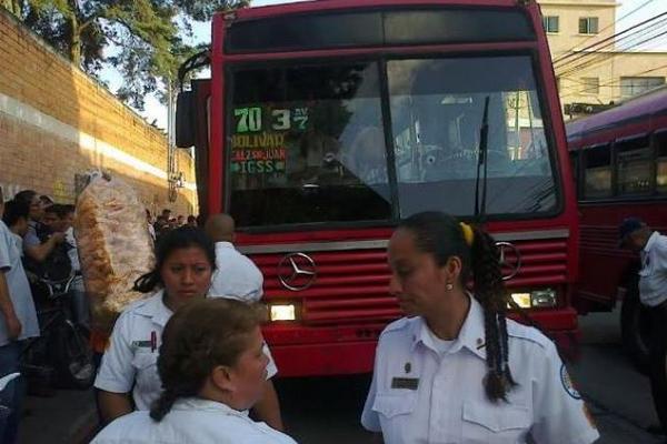 Tres heridos dejó el ataque contra un bus urbano en un sector de la zona 1. (Foto Prensa Libre: Luis Machá)<br _mce_bogus="1"/>