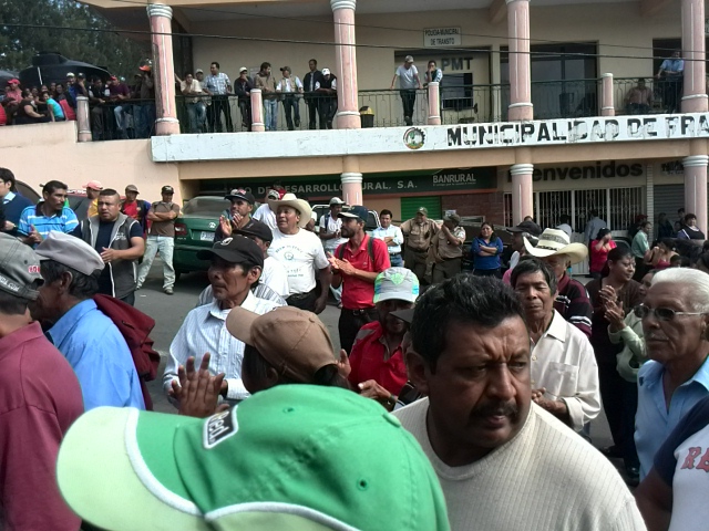 Extrabajadores de la comuna de Fraijanes exigen que sean reinstalados (Foto Prensa Libre: Estuardo Paredes)