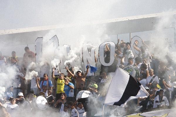 Los aficionados de la Ultra sur celebraron ayer 17 años de apoyar a Comunicaciones. (Foto Prensa Libre: Jesús Cuque)