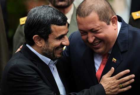 Ahmadinejad y Chávez se saluda en Caracas en enero de 2012. (Foto Prensa Libre: AFP)