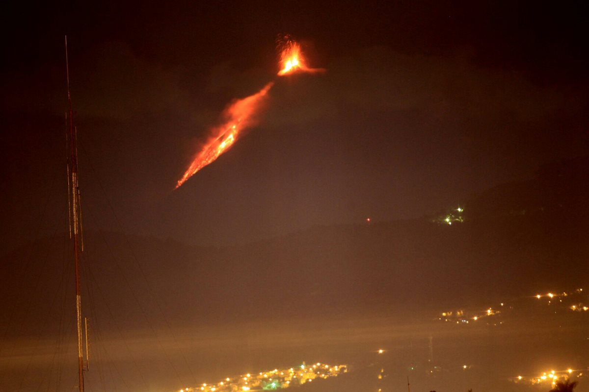 Vista del volcán desde el centro capitalino. (Foto Prensa Libre: Antonio Jiménez)