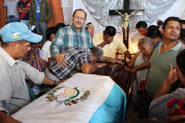 Carlos arturo Alonso, padre del alcalde Nery Alonso, llora sobre el ataúd, en Cobán, Alta Verapaz, donde será sepultado hoy.