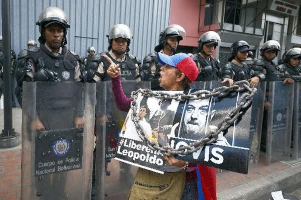 Un opositor al gobierno de Nicolás Maduro exigía  libertad de Leopoldo López ayer en Caracas. (Foto Prensa Libre:AFP)
