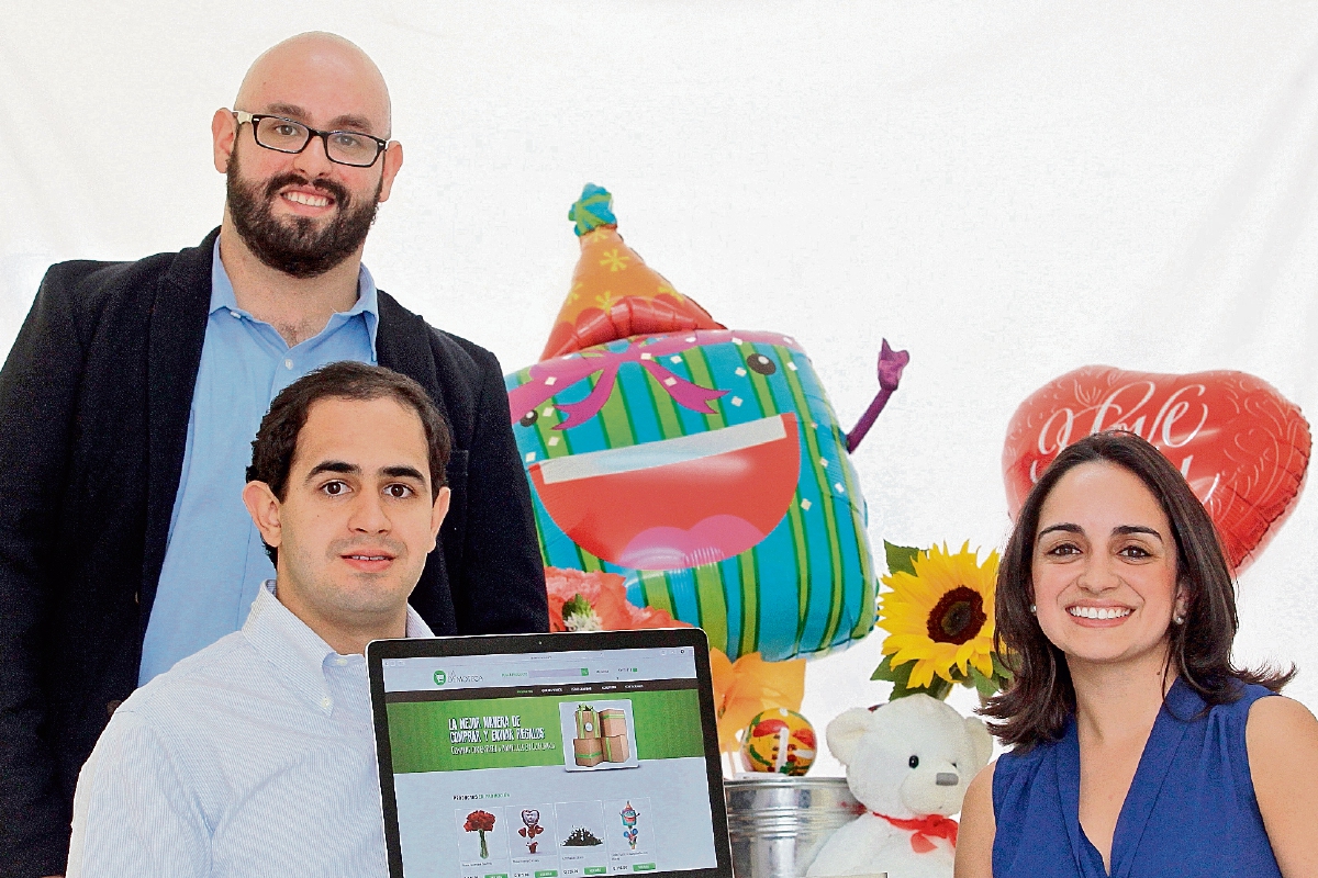 Los hermanos José Fernando, Andrés y Mariana buscan tener éxito en la venta de productos en línea.