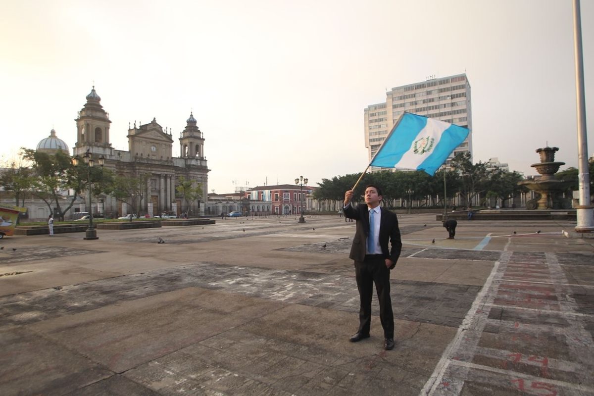 Javier López llegó a la Plaza de la Constitución a las 6 horas para manifestar. (Foto Prensa Libre: Érick Ávila)
