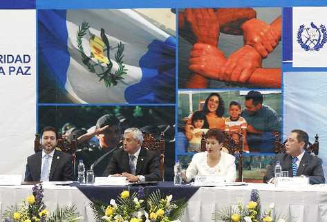 Los presidentes del Congreso, Gudy Rivera; de la República, Otto  Pérez Molina, y de la Corte Suprema de Justicia, Thelma Aldana, y el ministro del Interior, Mauricio López, en el acto oficial.