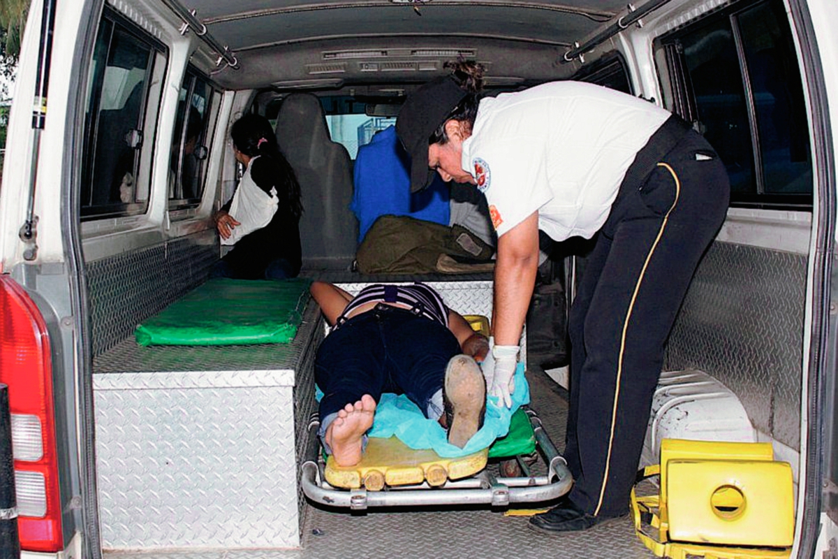Una persona herida es trasladada al Hospital Regional de la cabecera de Escuintla. (Foto Prensa Libre: Melvin Sandoval)