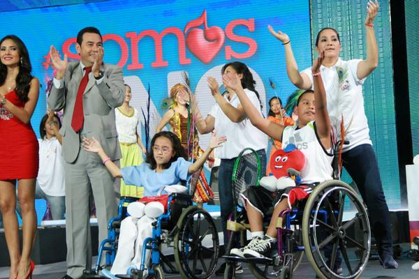 Niños y figuras de la televisón participan en la apertura de la Teletón 2014. (Foto Prensa Libre: Teletón)<br _mce_bogus="1"/>