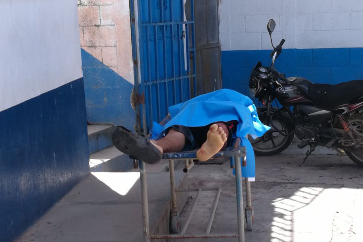 Una de las víctimas del ataque armado registrado este miércoles en el interior de una cevichería. (Foto Prensa Libre: Hugo Oliva)