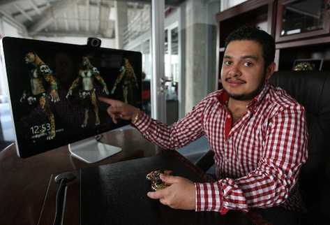 JUAN Lemus  muestra a uno de los personajes del videojuego. (Foto Prensa Libre: Billy Quijada)