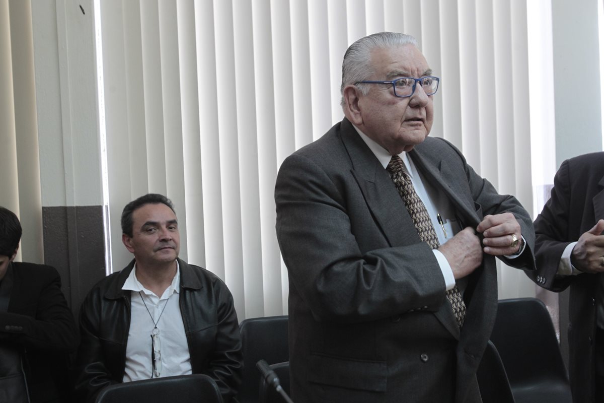Raúl Girón, izquierda y Eduardo Meyer, derecha , esperan ubicados en el área de sindicados del Juzgado Sexto de la Torre de Tribunales(Foto Prensa Libre:Carlos Hernández)
