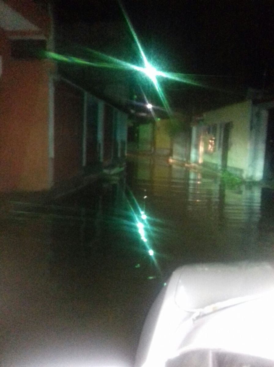 Calles quedaron inundadas en Guastatoya debido al colapso de drenajes. (Foto Prensa Libre: Conred)