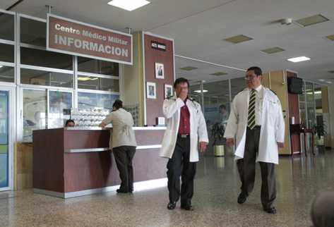 Personal del Hospital Militar en la recepción del centro. (Foto Prensa Libre: Esbin García)