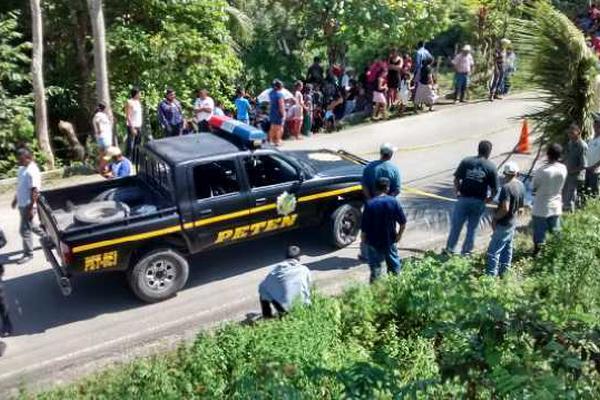 Agentes de la PNC acordonan el área donde un niño de cinco años murió arrollado. (Foto Prensa Libre: Rigoberto Escobar)