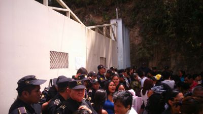 Familiares de reos se molestaron porque se les prohibió las visitas este sábado (Foto Prensa Libre : José Patzán)