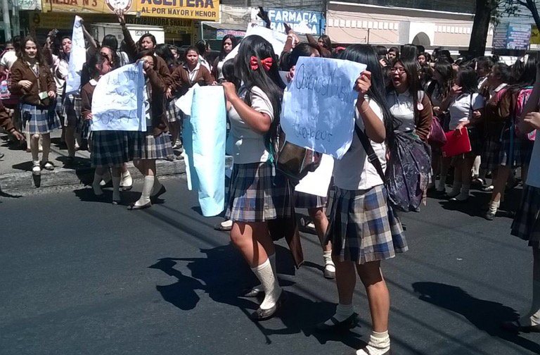Estudiantes de la Escuela de Formación Secretarial bloquean el tránsito en la calzada San Juan. (Foto Prensa Libre: Cortesía)