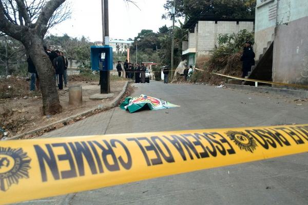 Desconocidos matarona balazos al trabajador de una maquila en Santa Catarina Pinula. (Foto Prensa Libre: Julio Lara)