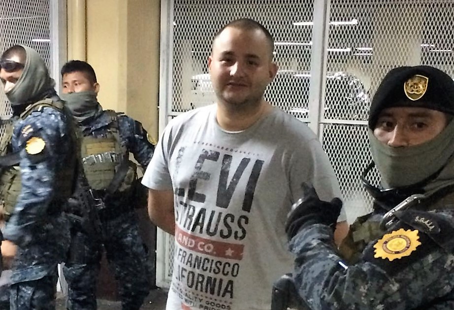 Sergio Fernando Cifuentes Sagastume, alias el Gordo, durante su llegada a la Torre de Tribunales para conocer los motivos de su detención. (Foto Prensa Libre: Guatevisión)