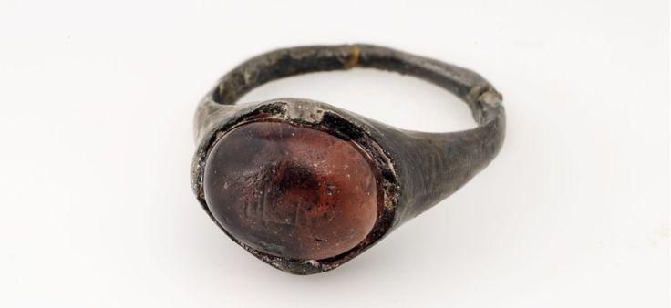 La palabra "Alá", escrita en caligrafía cúfica, se descubrió en un anillo vikingo hace dos años. GABRIEL HILDEBRAND/ MUSEO DE HISTORIA SUECA