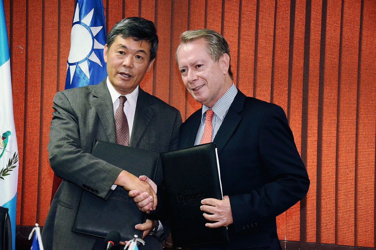 Jorge Briz y Adolfo Sun sellan acuerdo de cooperación para la realización del Congreso de Mujeres 2015. (Foto Prensa Libre: Alvaro Interiano)