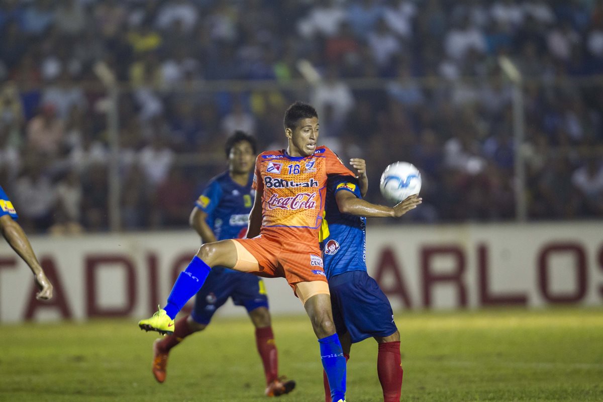 Acción del partido disputado en Mazatenango. (Foto Prensa Libre: Norvin Mendoza)