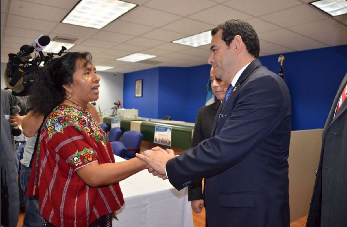 Una mujer indígena intenta hablar con el presidente Jimmy Morales durante la inauguración del consulado móvil de Like Worth, Florida, el pasado 6 de abril. (Foto Prensa Libre: AGN) 