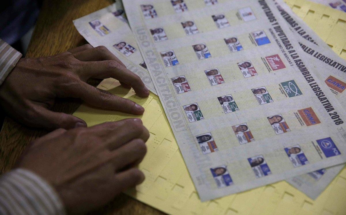 Vista de las cartillas para votantes no videntes durante una capacitación en San Salvador, El Salvador. (Foto Prensa Libre:EFE).