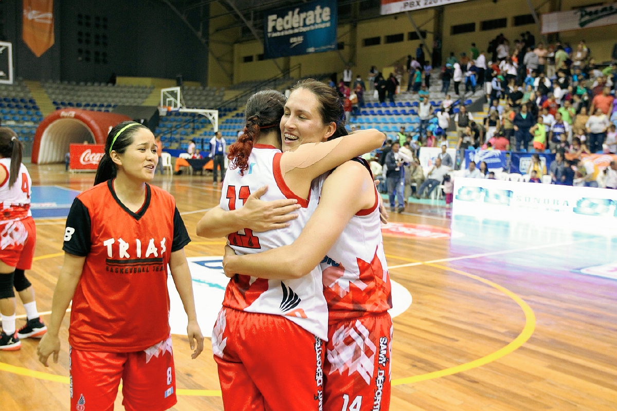 Las jugadores nacionales celebraron su pase a las semifinales al terminar el partido. (Foto Prensa Libre: Allan Martínez)