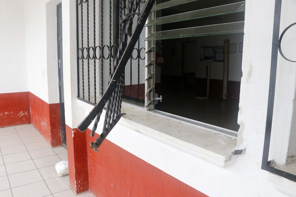 Ventana por donde habrían ingresado los ladrones. (Foto Prensa Libre: Rolando Miranda).