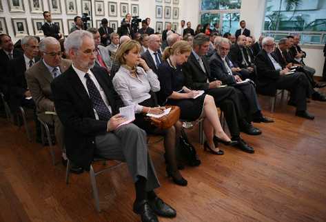 Miembros del Cuerpo Diplomático, durante la reunión a la que fueron convocados por el gobernante para informar sobre el caso de Totonicapán.