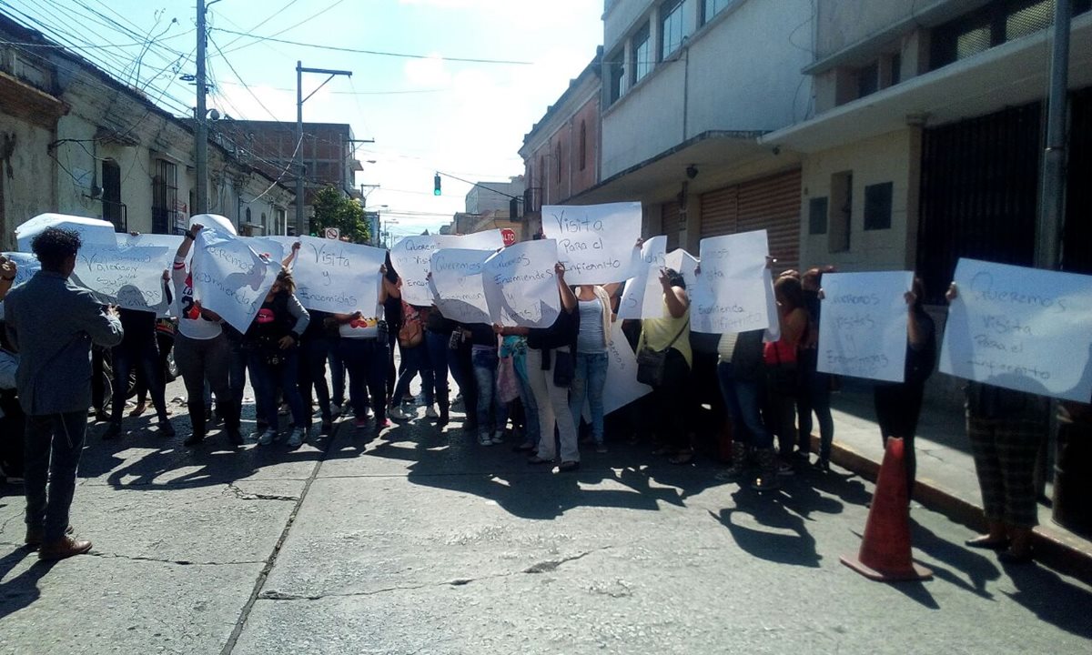 Con pancartas y consignas, familiares de pandilleros exigen a las autoridades del SP que se respeten derechos de los reclusos. (Foto Prensa Libre: Érick Ávila)